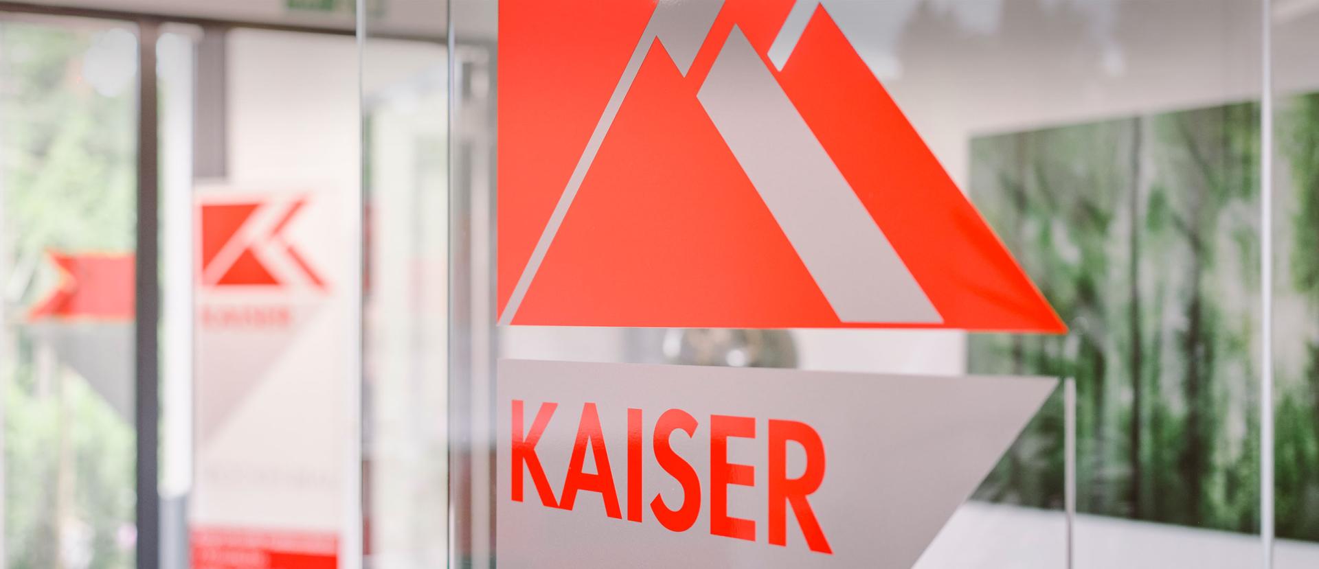 KAISER-Logo im Eingangsbereich des Firmengebäudes in Erlangen