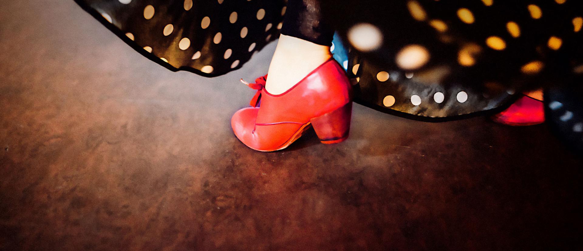 Rote Schuhe auf glänzendem Boden