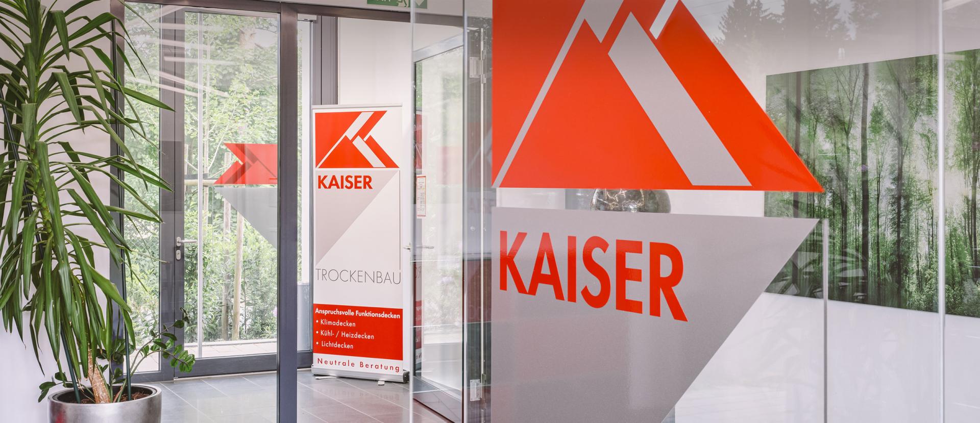 Eingangsbereich von KAISER Trockenbau mit Firmenlogo