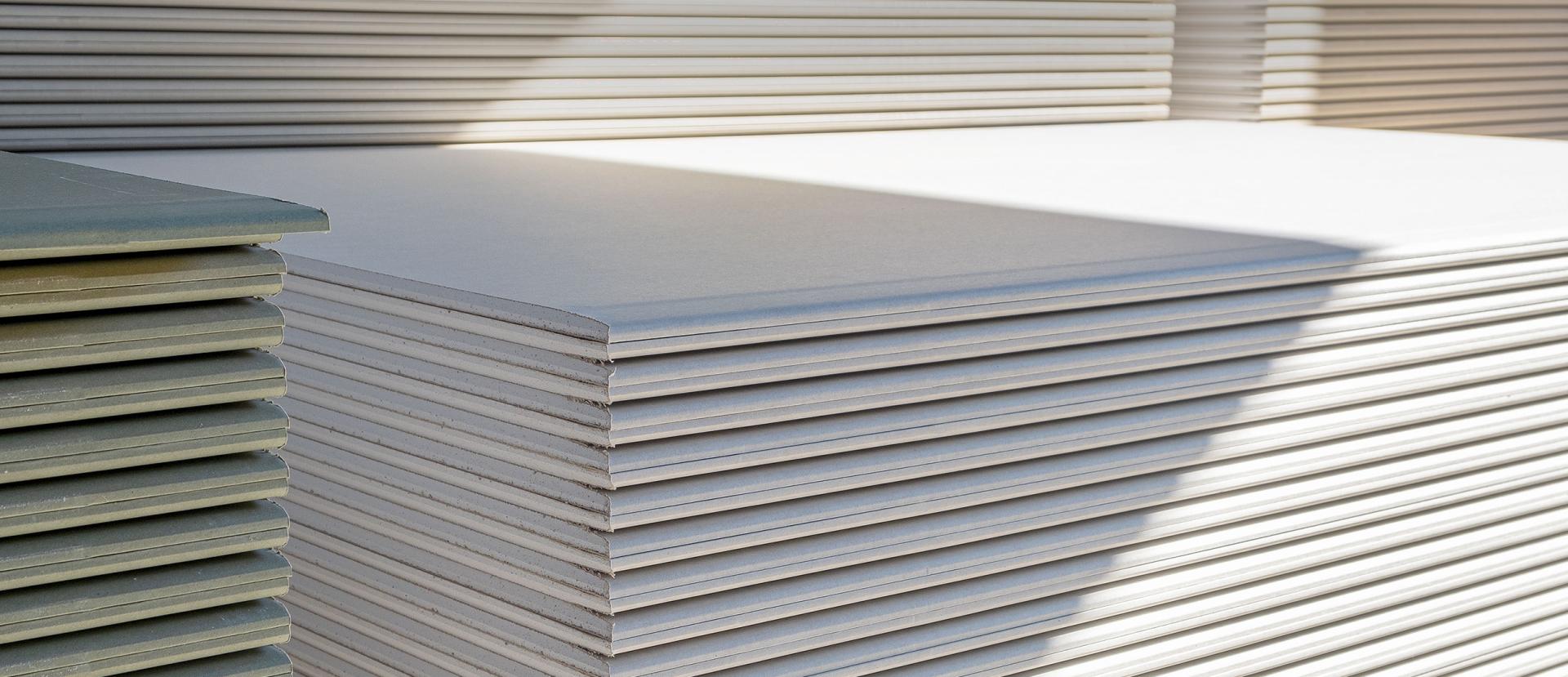 Stapel Gipskartonplatten für den Trockenbau