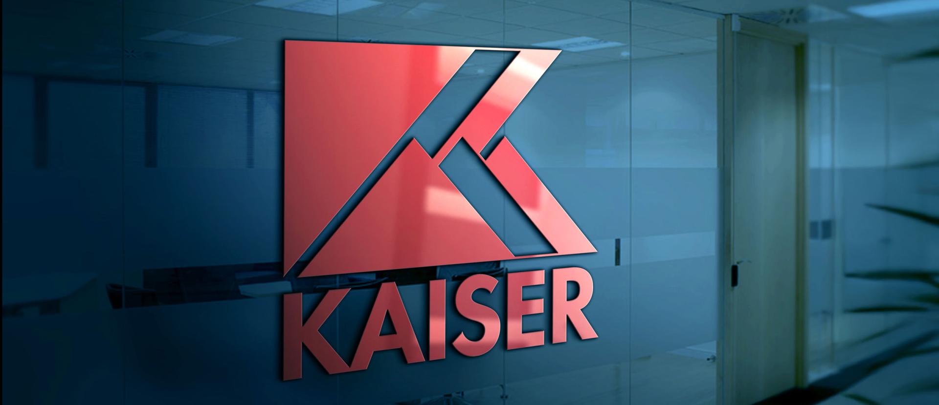 KAISER-Logo an einer Glaswand im Firmengebäude