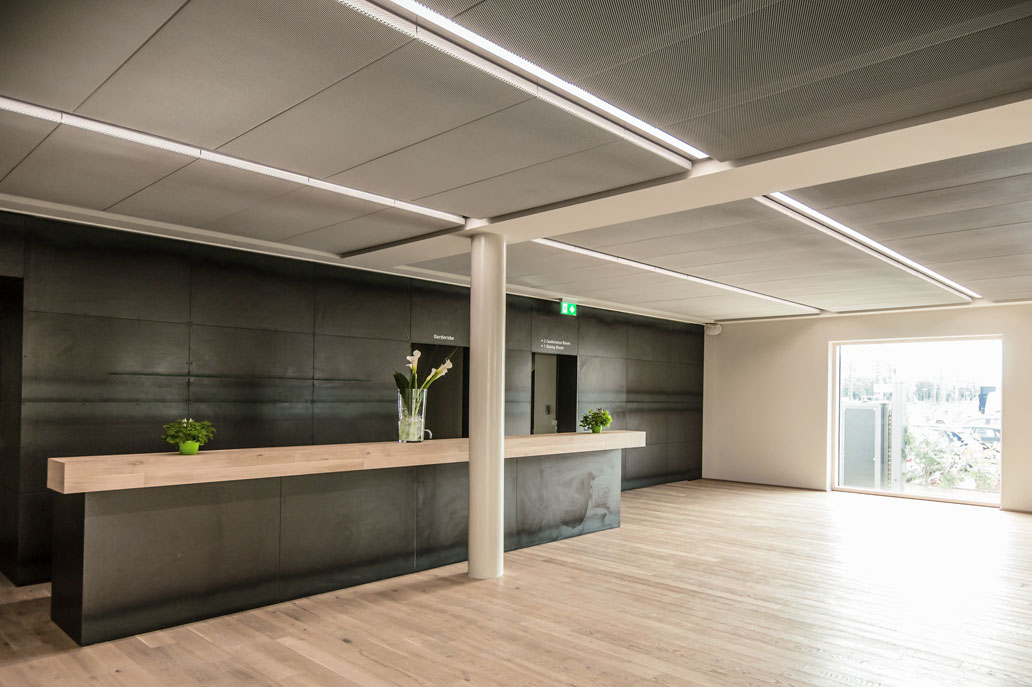 Empfangsbereich mit abgehängter Decke und Lichtbändern