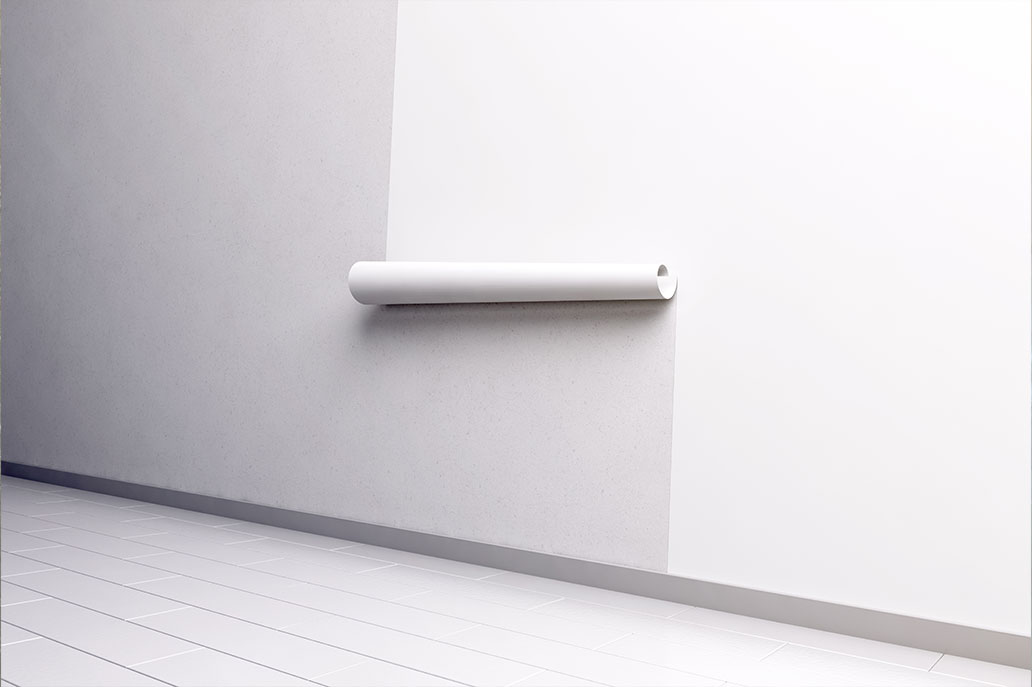 Frisch tapezierte Wand mit Tapetenrolle