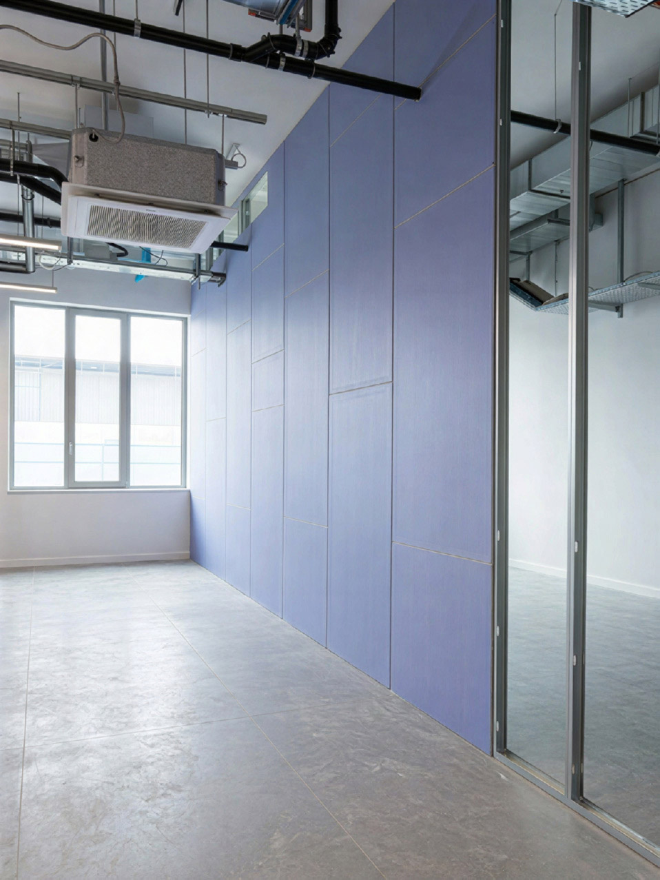 Brandschutzwand im Bürogebäude neben einer Glastrennwand
