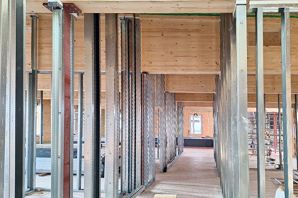 Metallständerwände im Bau mit Holzbalkendecke