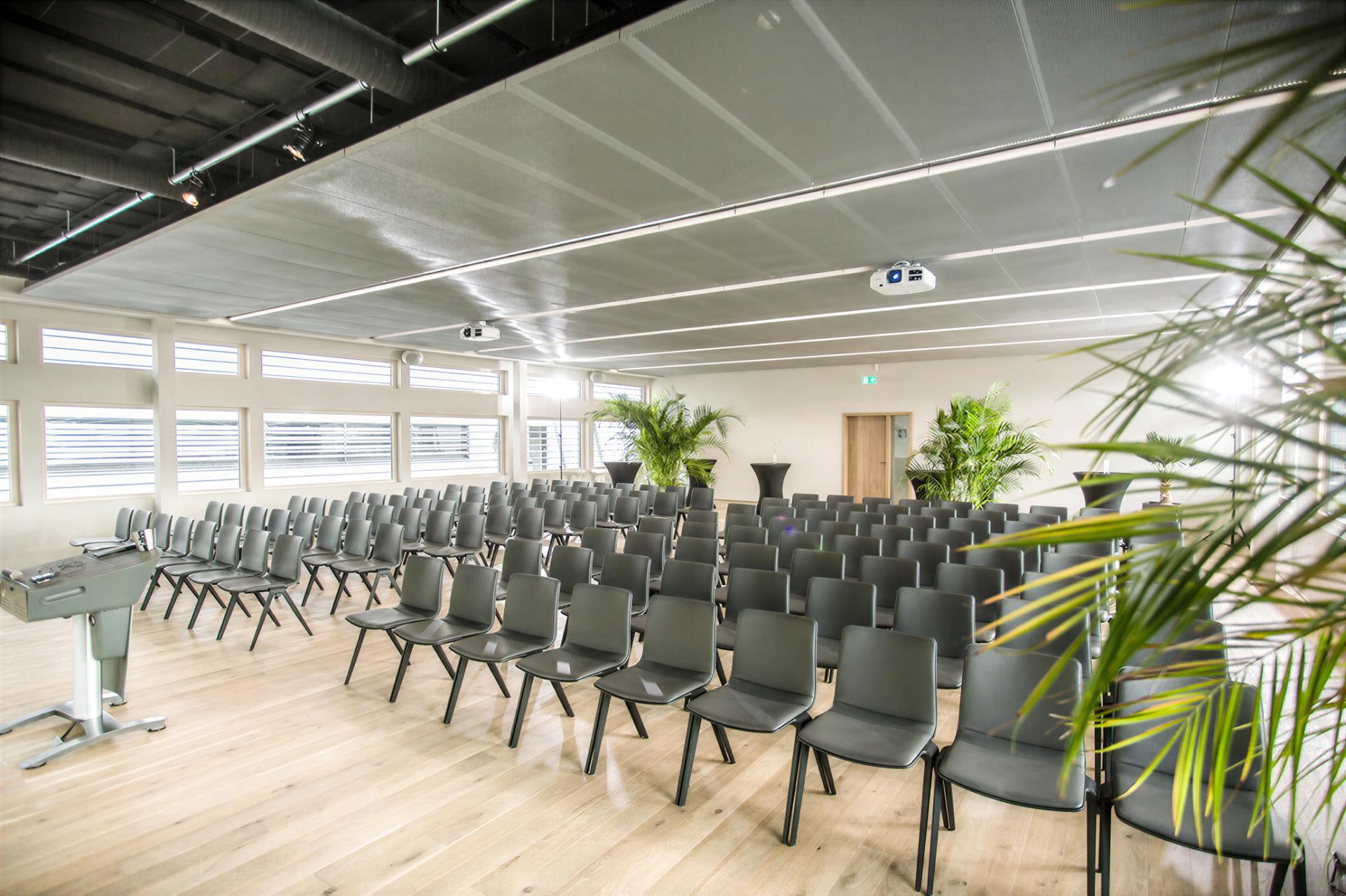 Veranstaltungssaal mit Metalldecke und Bestuhlung im iba Forum