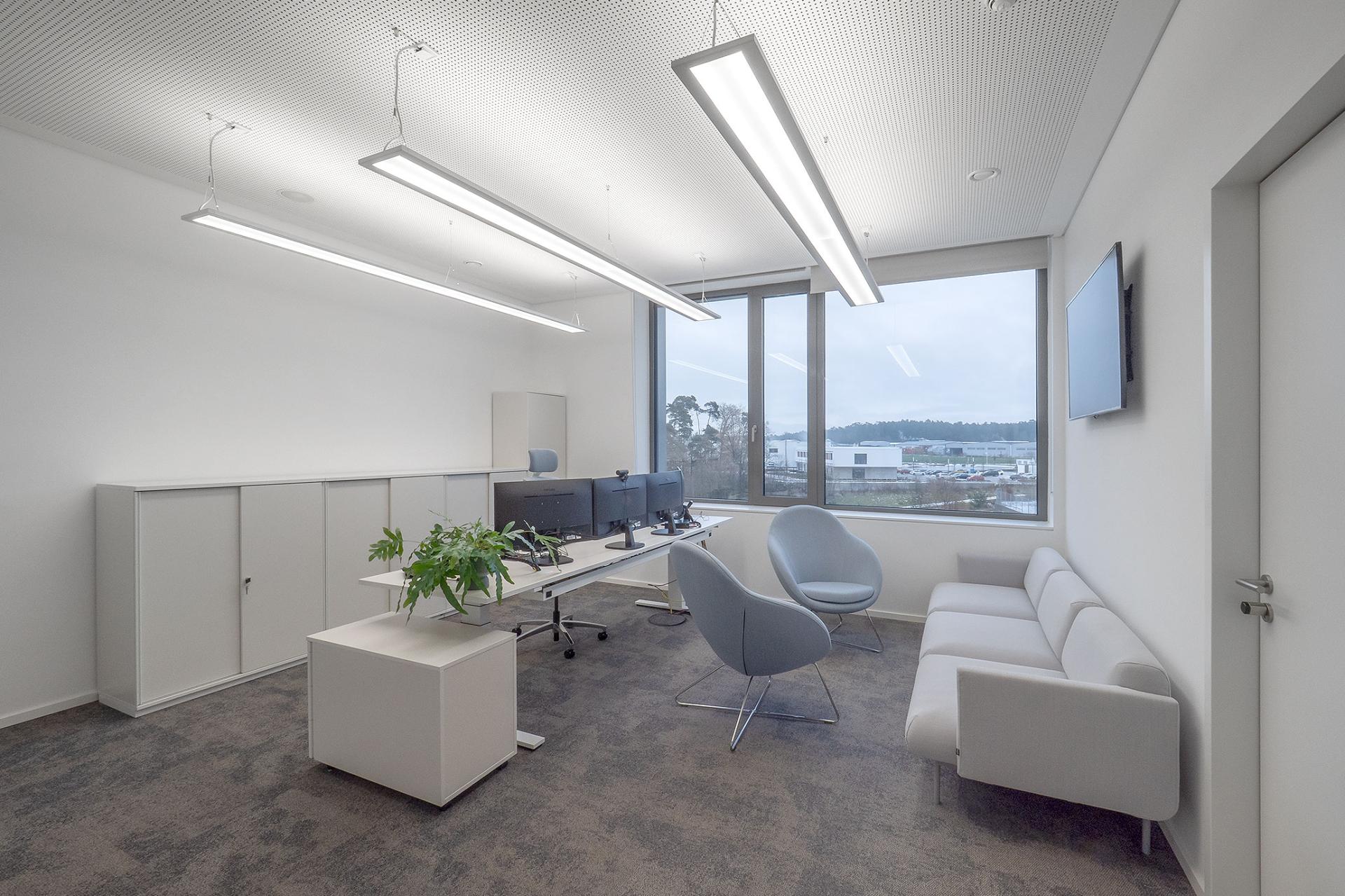 Büro mit Sitzecke und Lichtbändern in der ILS Ansbach