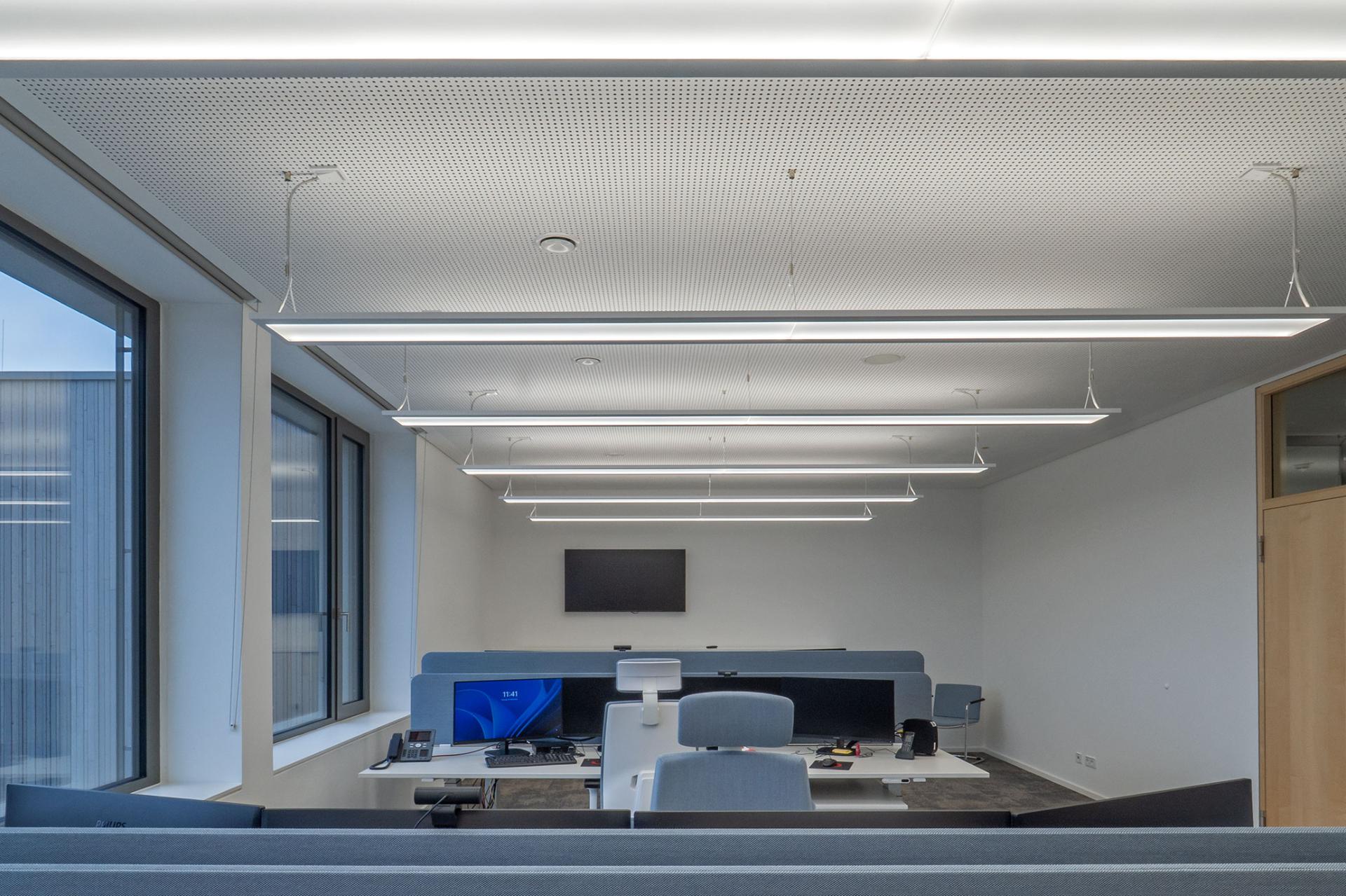 Büro mit Kühl-/Heizdecke und Pendelleuchten in der ILS Ansbach