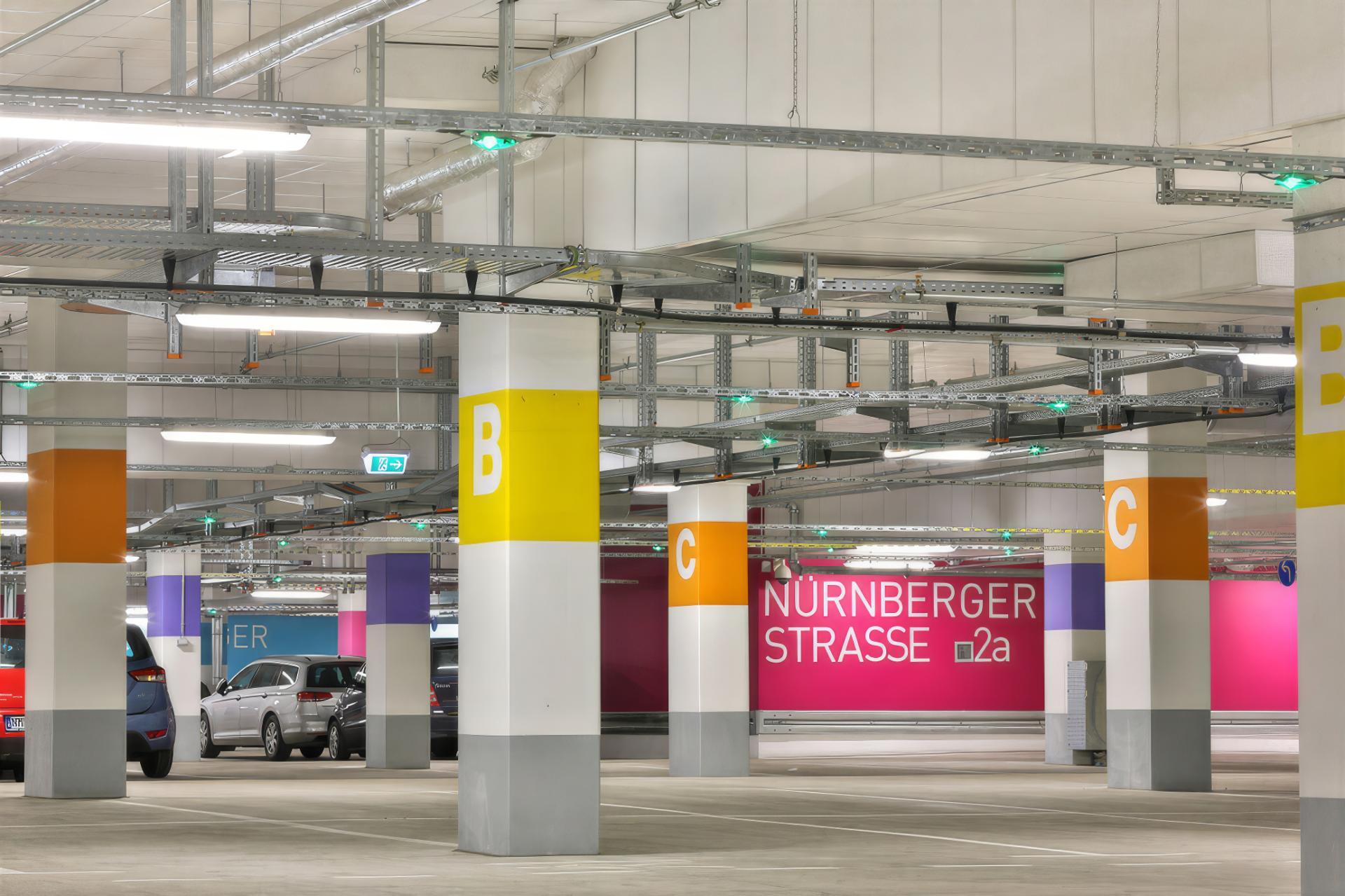 Farbleitsystem und Akustikdecke in der Tiefgarage NeuerMarkt Neumarkt