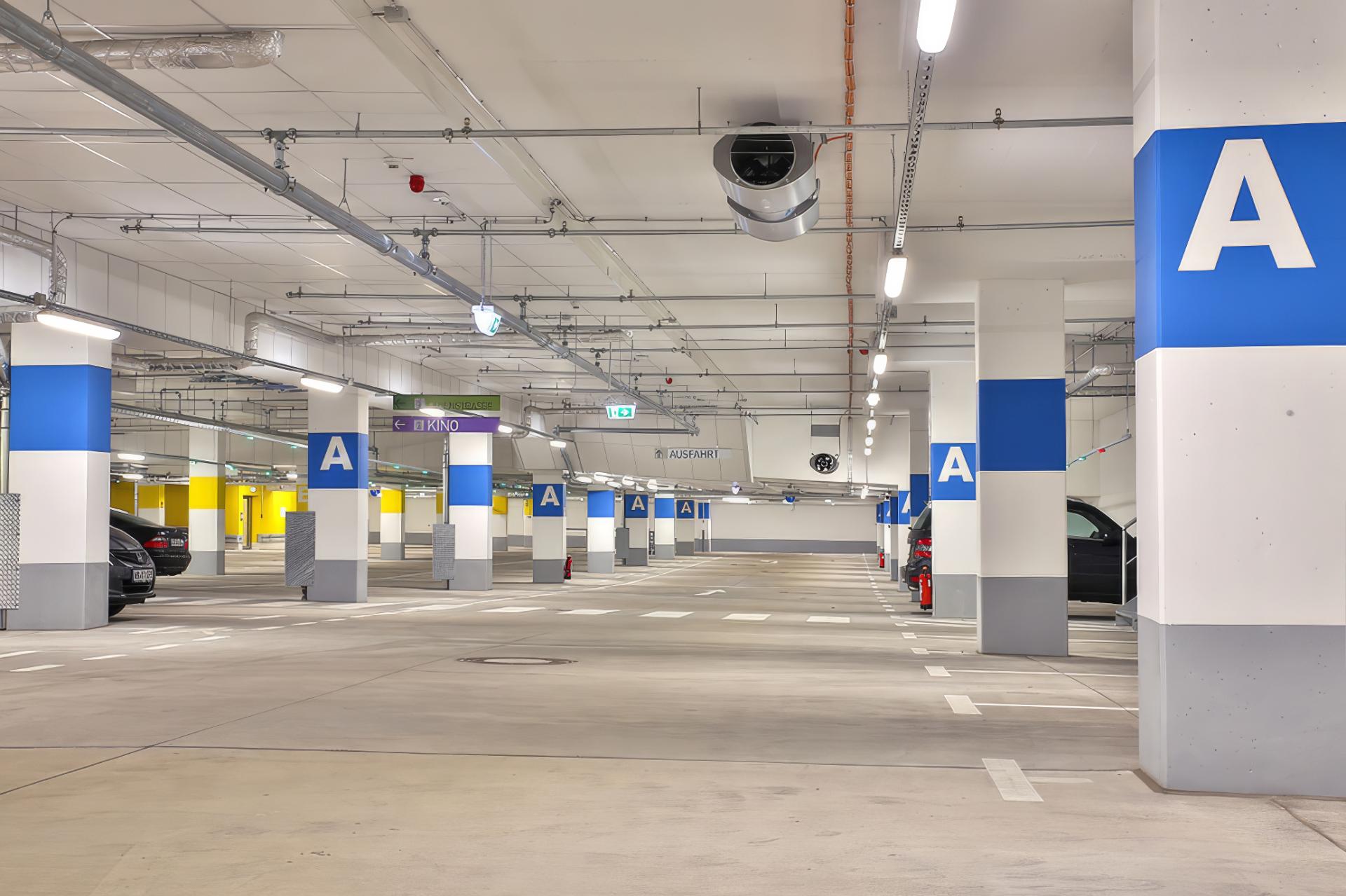 Parkebene A der Tiefgarage NeuerMarkt mit gedämmter Decke