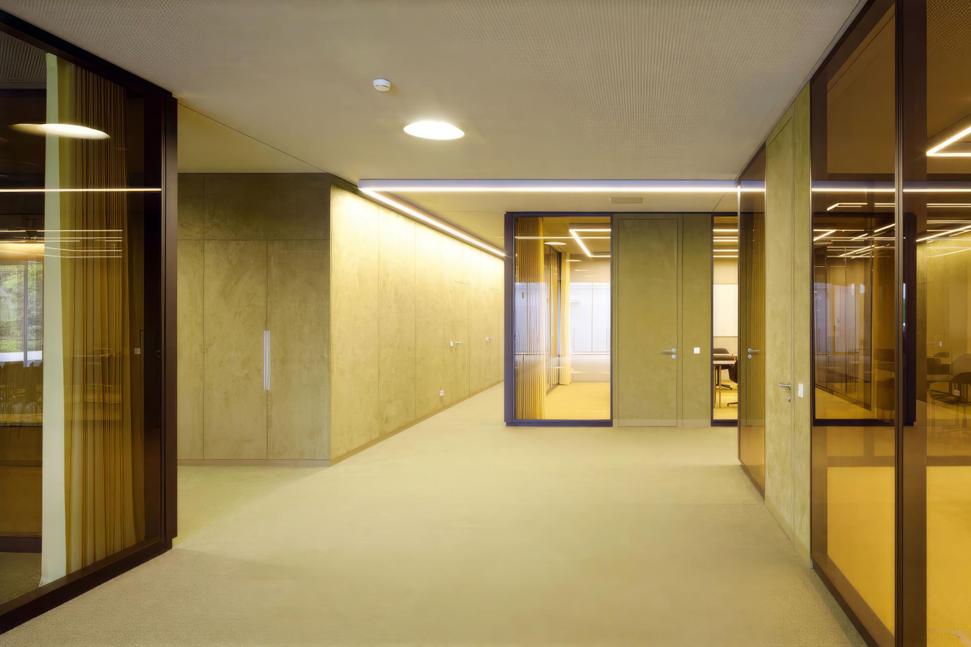 Flur mit Glastüren und Lichtfugen bei REHAU