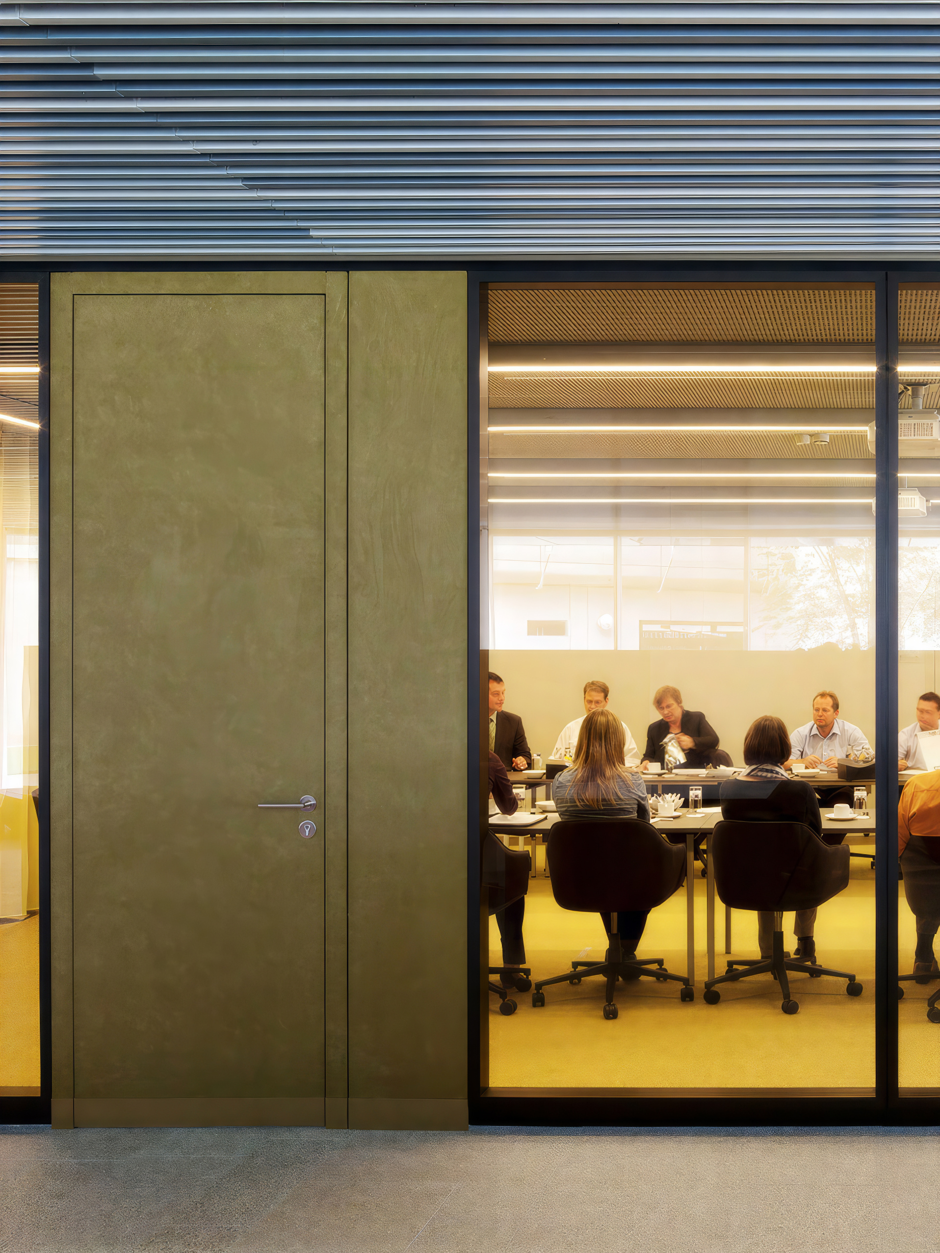 Besprechungsraum hinter Glastür im Enclosed Space bei REHAU