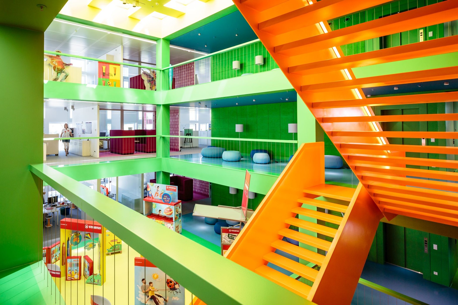 Orange Treppe und grüne Galerien im Atrium des STABILO Cube