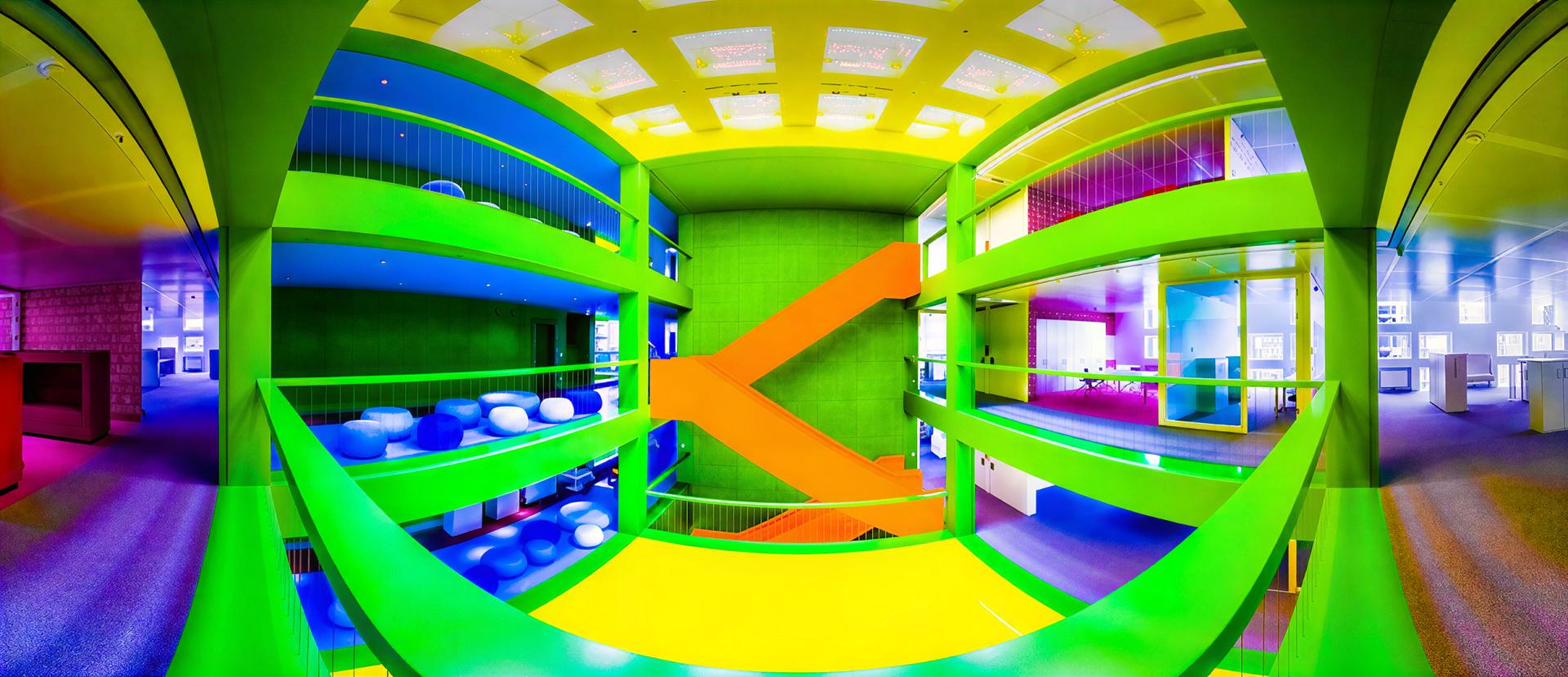 Farbenfrohes Atrium im STABILO Cube in Heroldsberg